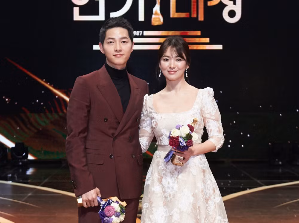 Song Joong Ki nói Song Hye Kyo luôn an ủi bất cứ khi nào anh khóc: “Tôi khóc rất nhiều trên phim trường đến nỗi mọi người còn đặt nickname cho tôi là em bé hay khóc. Mỗi khi tôi khóc, Song Hye Kyo lại an ủi tôi với tư cách một người lớn tuổi hơn. Tôi luôn tôn trọng cô ấy”.