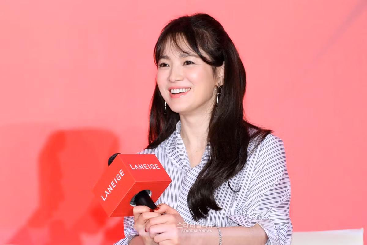 Song Hye Kyo từng tâm sự cô muốn gặp một người đàn ông có thể xóa tan mọi căng thẳng, stress cho cô. “Công việc của tôi rất nhiều áp lực và cô đơn. Tôi muốn gặp một người có thể xóa tan mọi nỗi cô đơn, áp lực đó. Tôi không có kế hoạch kết hôn muộn với lý do bận rộn công việc”.