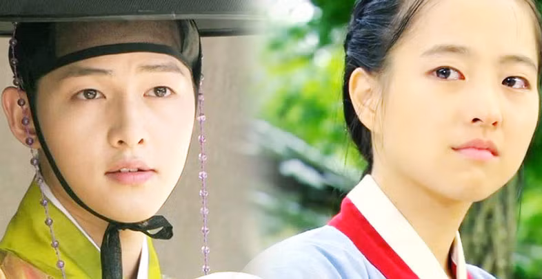 Song Joong Ki còn được so sánh giống với nữ diễn viên Park Bo Young nhờ khuôn mặt nhỏ kiểu baby và đôi mắt một mí nhỏ. (Ảnh: onehallyu)