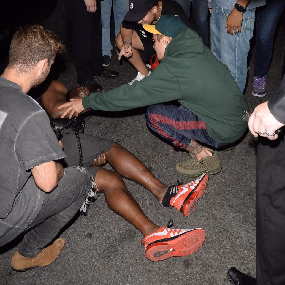 Justin đã ngồi cạnh nạn nhân an ủi anh này cho tới khi xe cấp cứu tới. (Ảnh: Splash News)