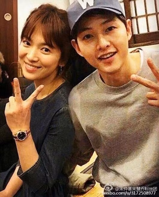 Ngày 5/7, Song Joong Ki và Song Hye Kyo khiến truyền thông Hàn Quốc nói riêng và châu Á nói chung dậy sóng khi khẳng định thông tin đám cưới vào cuối tháng 10/2017. Sau 2 năm hẹn hò bí mật và nhiều lần phủ nhận quan hệ, cặp sao Hậu duệ mặt trời khiến fan đứng ngồi không yên vì thông tin kết hôn. (Ảnh: weibo)