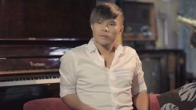 Năm 2012, nam ca sĩ Tần Khánh bỗng trở thành hiện tượng gây chú ý khi anh công khai mình là gay đồng thời kéo theo hàng loạt sao nam khác về phe giới tính thứ ba như mình gồm Cao Thái Sơn, Vũ Hà, Long Nhật. Sau đó anh này lại lên tiếng xin lỗi Vũ Hà và Long Nhật nhưng khăng khăng Cao Thái Sơn thuộc giới tính thứ 3 và chỉ chính thức xin lỗi nam ca sĩ này nếu Cao Thái Sơn chính thức cưới vợ. (Ảnh: Zing.vn)