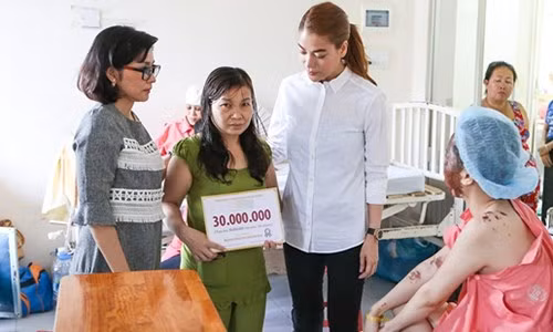 Giải thích về lùm xùm trên, diễn viên chia sẻ, cô chỉ là cầu nối giúp em Hương phẫu thuật thẩm mỹ tại viện thẩm mỹ nơi cô làm đại sứ thương hiệu và phần trao tấm bảng từ thiện nằm trong hợp đồng công việc. Trước đó Trương Ngọc Ánh đã ủng hộ nữ sinh này 30 triệu đồng. Ảnh: Tinmoi.