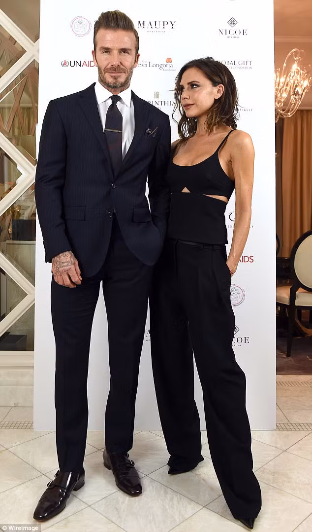  Victoria và David Beckham là một trong những cặp sao bền vững nhất Hollywood. 18 năm bên nhau, mặc dù Beck vài lần không phải với vợ nhưng hai người vẫn giữ được gia đình cho các con. Mấy ngày qua rộ lên tin đồn Beck-Vic chia tay, nhưng việc hai người công khai xuất hiện và vui vẻ đưa các con đi chơi là lời phủ nhận rõ ràng nhất. (Ảnh: WireImage)