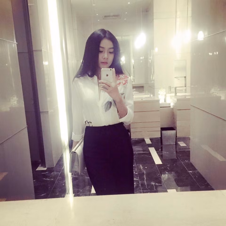 Tuy nhiên, nói về độ sành điệu và gu thời trang thì tình mới tin đồn của Phan Thành cũng không kém cạnh.