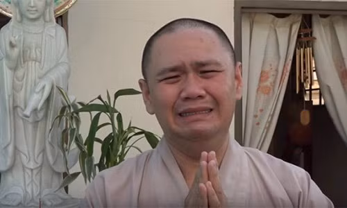 Tháng 5/2017, Minh Béo lại đăng clip vừa khóc mếu máo vừa xin lỗi khán giả và giải trình sau khi về nước, tinh thần không ổn định nên thường xuyên phải uống thuốc thần kinh và nương nhờ cửa Phật. Hành động của Minh Béo khiến nhiều người cười không nổi bởi lẽ nam diễn viên không dám nhìn thẳng vào lỗi lầm của mình mà rằng anh nhận tội chỉ vì yêu đất nước, gia đình và sân khấu nên mong sớm về Việt Nam. (Ảnh: FBNV)