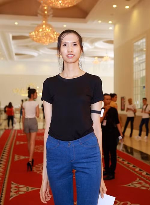 Xuất hiện ở chương trình VNTM năm 2015, Hồng Xuân gây ấn tượng mạnh với chiều cao 1m90. Tuy nhiên, thời điểm đó cô lại bị chê bai về nhan sắc "chẳng có điểm gì ấn tượng trên khuôn mặt", thậm chí có phần xấu xí. Ảnh: Danviet.