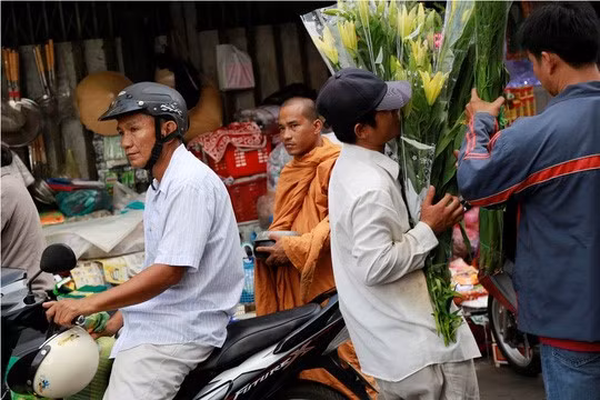 Sư giả tràn lan khắp chợ Thủ những ngày cuối năm .