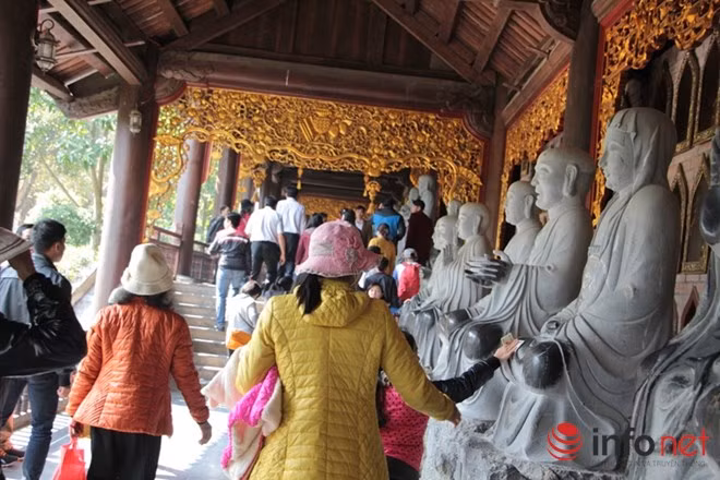 Bên cạnh những người chăm chú tìm hiểu tượng phật, có những người chỉ chăm chăm sờ tượng phật.