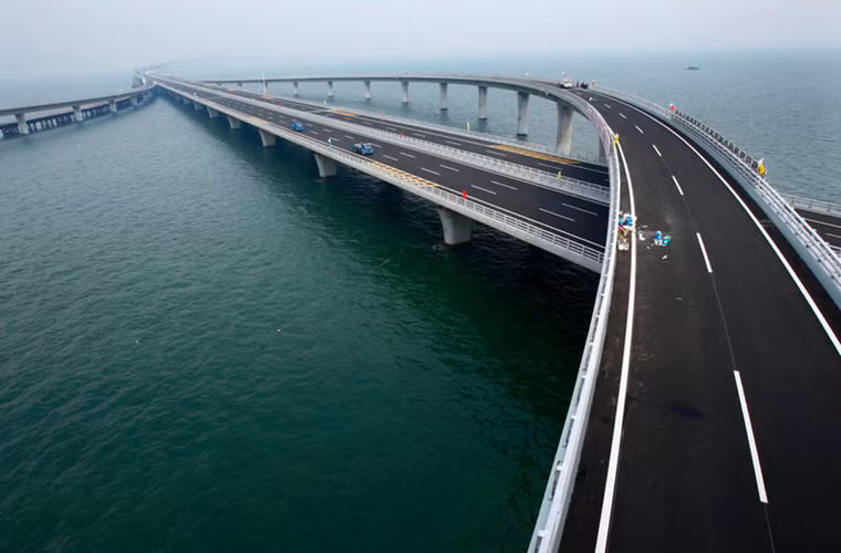 Được biết, Trung Quốc cũng là "quê hương" của cây cầu vượt biển dài thứ hai thế giới, nối thành phố Thanh Đảo với vùng ngoại ô Hoàng Đảo. Cây cầu này được hoàn thành và năm 2011 với tổng kinh phí 1,5 tỷ USD.