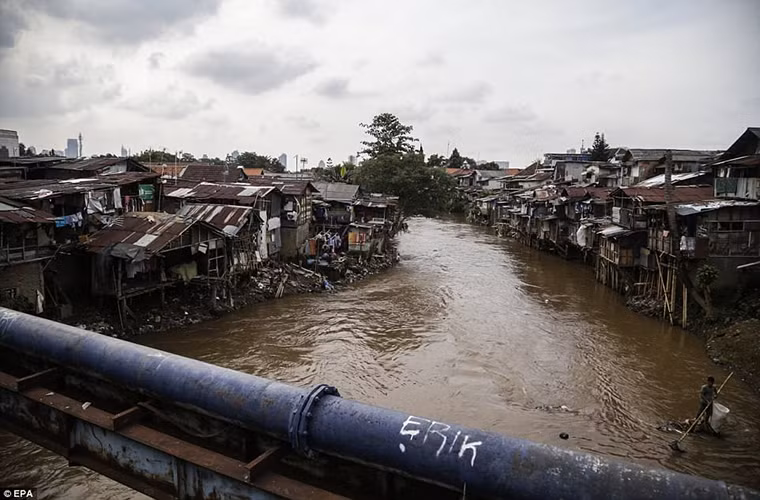 Được biết, một số khu vực trong thủ đô Indonesia đã bị chìm xuống tới 25cm mỗi năm. Ảnh: EPA.