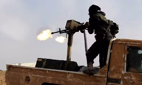 Theo hãng Fars (Iran), kênh truyền hình Al-Mayadeen dẫn nguồn tin địa phương ngày 9/4 cho biết, phiến quân IS đã tấn công dữ dội các căn cứ của Quân đội Syria và cố tìm cách tiến vào khu vực Sabaa Bayar cùng trạm bơm T2 trên sa mạc nằm giữa Tây Deir Ezzor và Đông Homs. Ảnh: AMN.