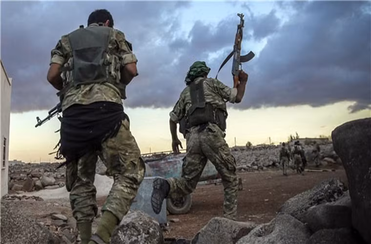 “Các đơn vị pháo binh và tên lửa của Quân đội Syria dồn dập tấn công căn cứ của Mặt trận al-Nusra và các nhóm khủng bố khác ở al-Latamina, Kafr Zita và Marek ở Bắc Hama, qua đó phá hủy nhiều xe quân sự của bọn chúng, đồng thời tiêu diệt và làm bị thương nhiều tay súng khủng bố”, nguồn tin cho hay. Ảnh: FNA.