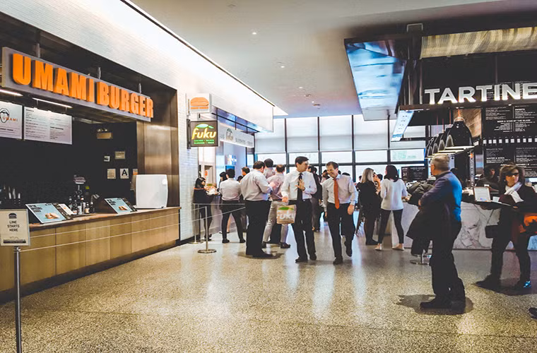 Có hai khu vực bán đồ ăn riêng biệt ở Brookfield. Đầu tiên là khu Hudson Eats, nơi tập trung các nhà hàng như Umami Burger, Dos Toros Taqueria và Sprinkles Cupcakes.