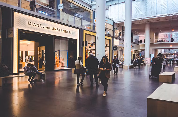 Những cửa hàng với thương hiệu nổi tiếng như Diane von Furstenberg, Hermès, Burberry, Salvatore Ferragamo,...