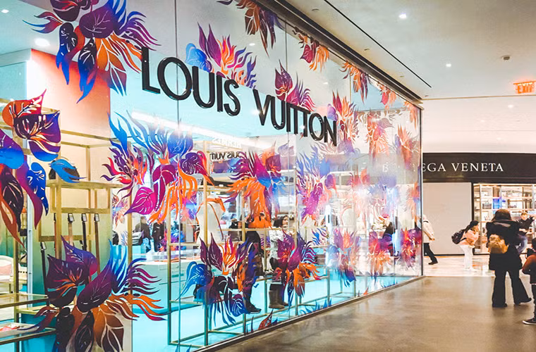 ...hay Louis Vuitton và Gucci. Các nhân viên an ninh đứng gác tại lối vào hầu hết các cửa hiệu.