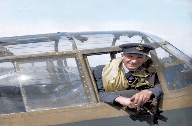 Les Munro, một phi công của Không quân Hoàng gia New Zealand, khi thực hiện nhiệm vụ ở thành phố Lancaster, Anh. Ảnh: Mirror.