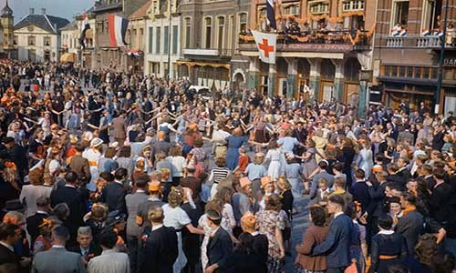 Người dân Hà Lan nhảy múa ăn mừng trên đường phố sau khi lực lượng Đồng minh giải phóng Eindhoven hồi tháng 9/1944.