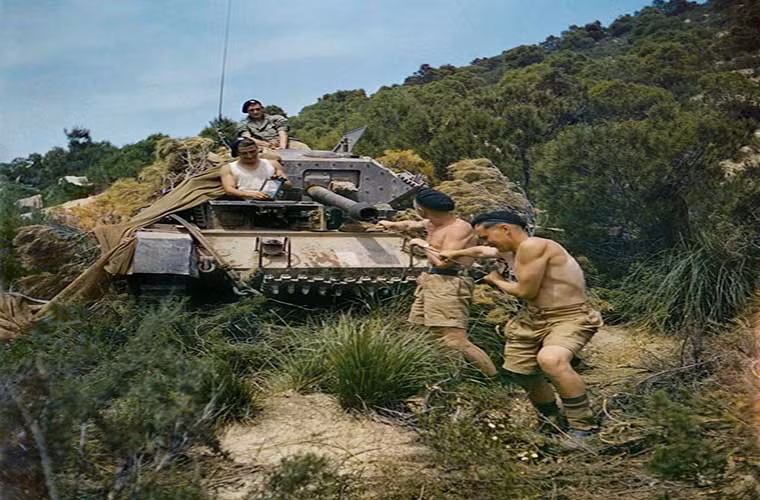 Các binh sĩ làm sạch nòng xe tăng Crusader. Ảnh chụp ở El Aroussa, Tunisia, hồi tháng 5/1943.