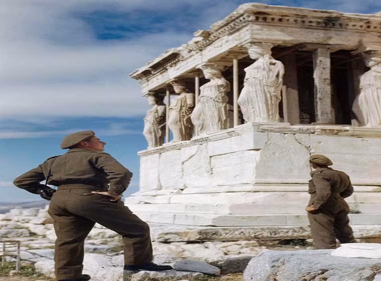 Các binh sĩ Anh đứng nhìn thành phòng thủ Acropolis ở Athens, Hy Lạp.