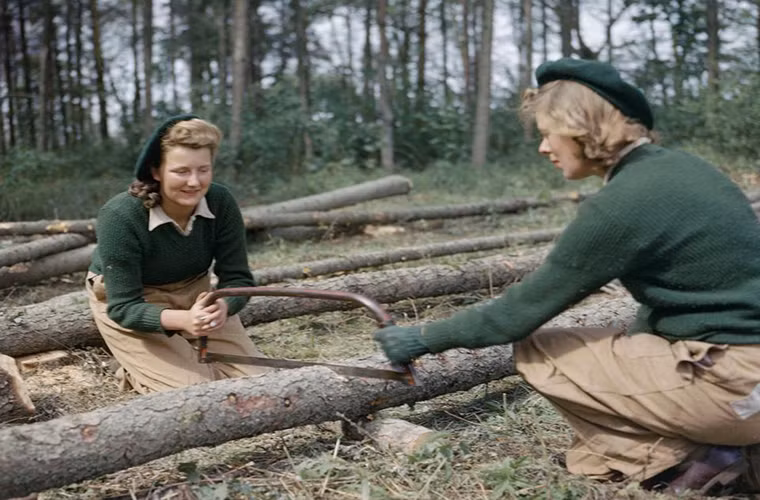 Hai cô gái làm việc tại doanh trại huấn luyện của tổ chức WTC ở Culford, Suffolk, Anh, năm 1943.