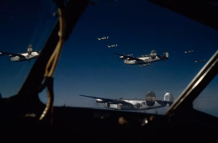 Những chiếc máy bay ném bom B-24 Liberator của Không quân Mỹ đang trên đường bay tới Đức thực hiện một nhiệm vụ hồi năm 1944, thời điểm Chiến tranh Thế giới 2 diễn ra ác liệt.