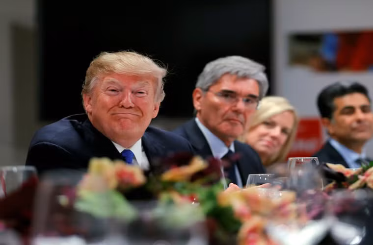 Bloomberg dẫn nguồn tin cho biết, hồi tháng trước, Tổng thống Trump đã bắt đầu ăn nhiều salad, cá, súp, hơn trong khi hạn chế ăn các loại thịt đỏ so với trước.