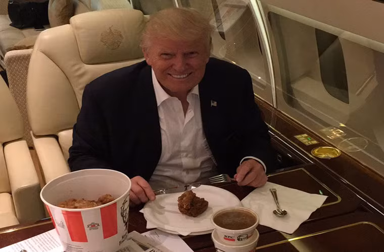 Trong chiến dịch tranh cử, khi ngồi trên máy bay riêng, ông Trump thường dùng đồ ăn nhanh được mua từ các cửa hàng như Domino’s, KFC hay McDonald,...