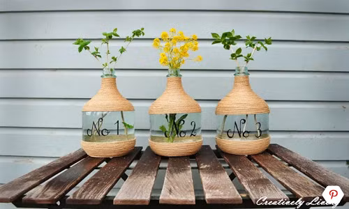 Ngại gì mà không biến tấu bình rượu bỏ đi thành bình hoa siêu xinh với một chút nguyên liệu rẻ tiền.