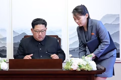 Cô Kim Yo Jong, em gái nhà lãnh đạo Triều Tiên, là người phụ nữ duy nhất có mặt trong cuộc họp thượng đỉnh.
