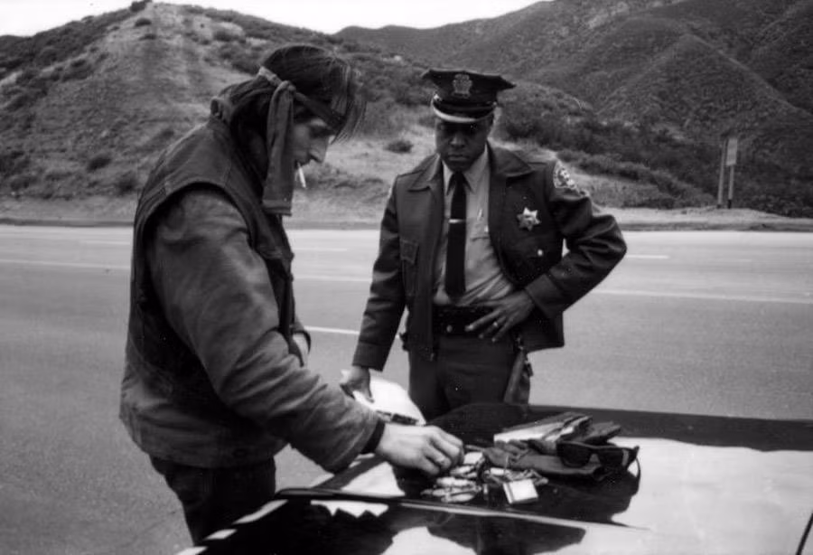 Cảnh sát Mỹ phát hiện một thành viên Hells Angels với những món đồ phạm pháp năm 1965.