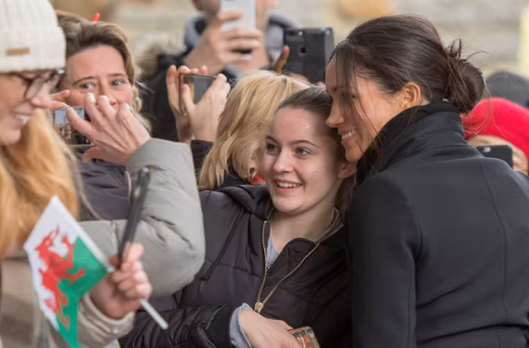 Meghan Markle chụp ảnh lưu niệm với một người hâm mộ ngày 18/1/2018.