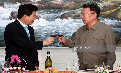 Hội nghị thượng đỉnh Hàn-Triều lần thứ hai đã đưa ra tầm nhìn bao quát nhằm khắc phục các yếu tố gây cản trở trong thời gian trước đó và phát triển mối quan hệ song phương dựa trên nền tảng kinh nghiệm giao lưu trong suốt 7 năm kể từ sau khi thông qua bản Tuyên bố chung ngày 15 tháng 6. Ảnh: Hai nhà lãnh đạo Hàn-Triều nâng cốc trong buổi tiệc trưa ở thủ đô Bình Nhưỡng ngày 4/10. Getty.