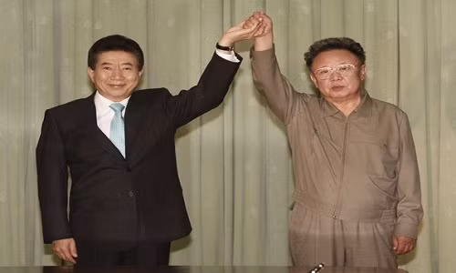 Tổng thống Roh và Chủ tịch Kim cùng đồng tình về tính cần thiết của việc chấm dứt trạng thái đình chiến và xây dựng thể chế hòa bình vĩnh viễn. Ảnh: Zimbio.