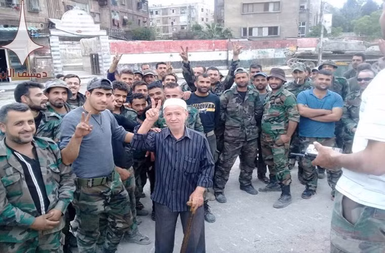 Tuy nhiên, theo các nhà quan sát địa phương, chiến dịch quân sự nhằm vào nhóm IS phía nam thủ đô Damascus sẽ không được tiến hành cho tới khi mối đe dọa từ Mỹ đối với Syria không còn nữa. Ảnh: SF.