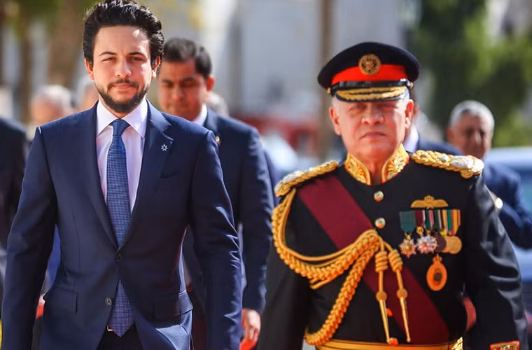 Thái tử kế vị của Jordan Al Hussein bin Abdullah II thường đăng ảnh lên tài khoản Instagram để chia sẻ công việc trong chính trị và quân đội cũng như lối sống ưa phiêu lưu của mình. Ảnh: Thái tử Al Hussein bin Abdullah II đi cạnh cha của mình, Quốc vương Abdullah II của Jordan.