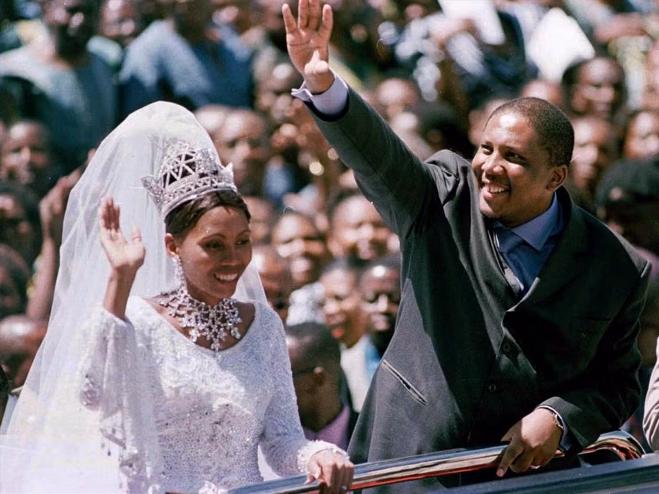Đám cưới của Quốc vương Lesotho Letsie III và cô dâu Karabo Motsoeneng tại sân vận động quốc gia ở Maseru, Lesotho, ngày 18/2/2000. Đám cưới của Quốc vương Lesotho Letsie III và cô dâu Karabo Motsoeneng tại sân vận động quốc gia ở Maseru, Lesotho, ngày 18/2/2000.