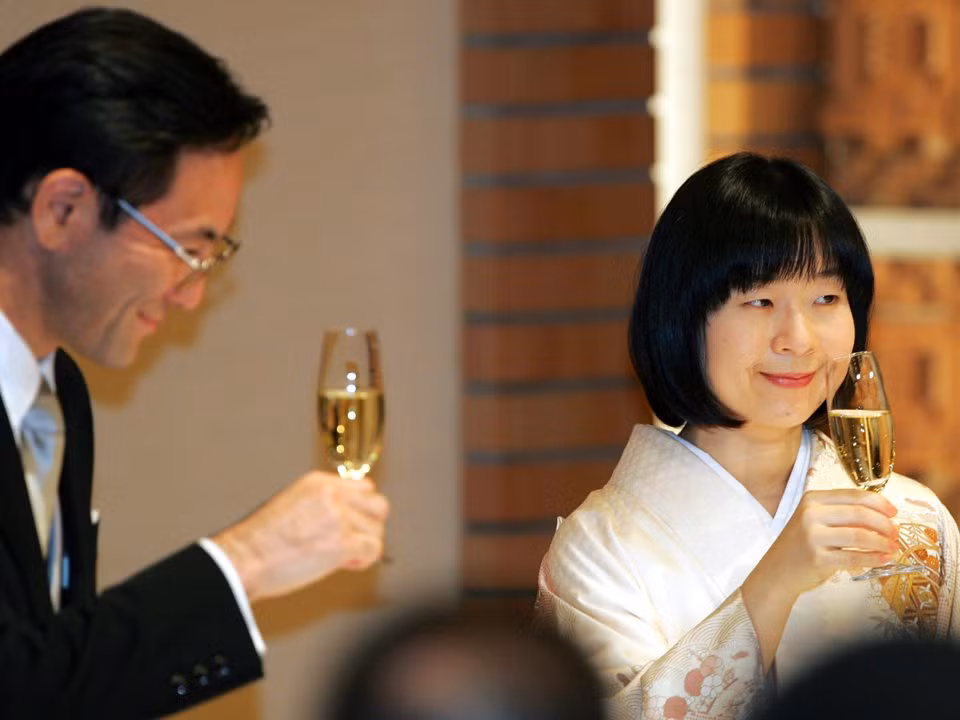 Công chúa Sayako, con gái của Nhật hoàng Akihito, và chồng Yoshiki Kuroda nâng cốc trong tiệc cưới của họ tại một khách sạn ở thủ đô Tokyo, Nhật Bản, ngày 15/11/2005. Công chúa Sayako, con gái của Nhật hoàng Akihito, và chồng Yoshiki Kuroda nâng cốc trong tiệc cưới của họ tại một khách sạn ở thủ đô Tokyo, Nhật Bản, ngày 15/11/2005.