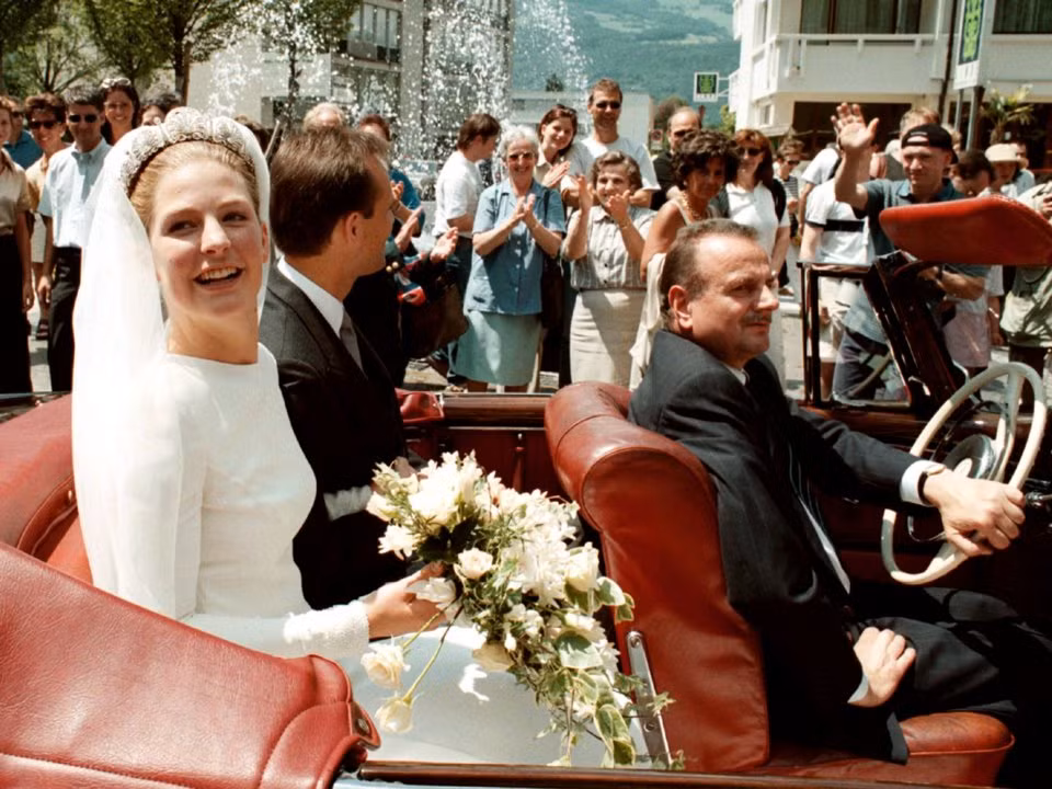 Công chúa Tatjana of Liechtenstein và doanh nhân Đức Philipp von Lattorff ngồi trên xe vẫy chào đám đông trên đường phố sau khi rời khỏi hôn lễ tại Nhà thờ Vaduz ngày 5/6/1999. Công chúa Tatjana of Liechtenstein và doanh nhân Đức Philipp von Lattorff ngồi trên xe vẫy chào đám đông trên đường phố sau khi rời khỏi hôn lễ tại Nhà thờ Vaduz ngày 5/6/1999.