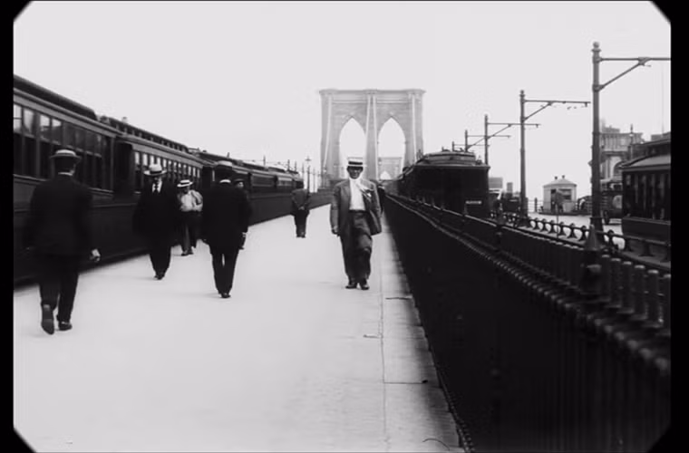 Cầu Brooklyn, được hoàn thành vào năm 1883, có không gian rộng rãi dành cho người đi bộ và tàu hỏa.