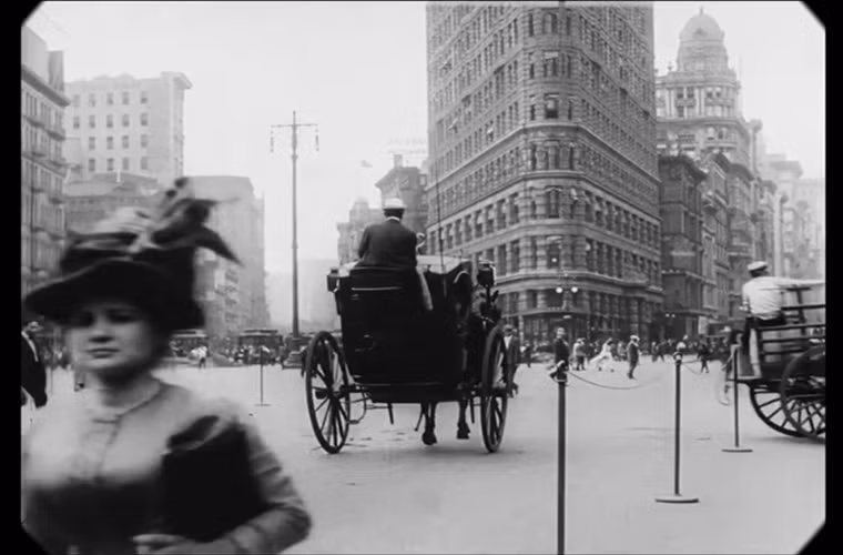 Tòa nhà Flatiron, được hoàn thành vào năm 1902, là một trong những tòa nhà cao nhất thế giới khi nó được xây dựng.