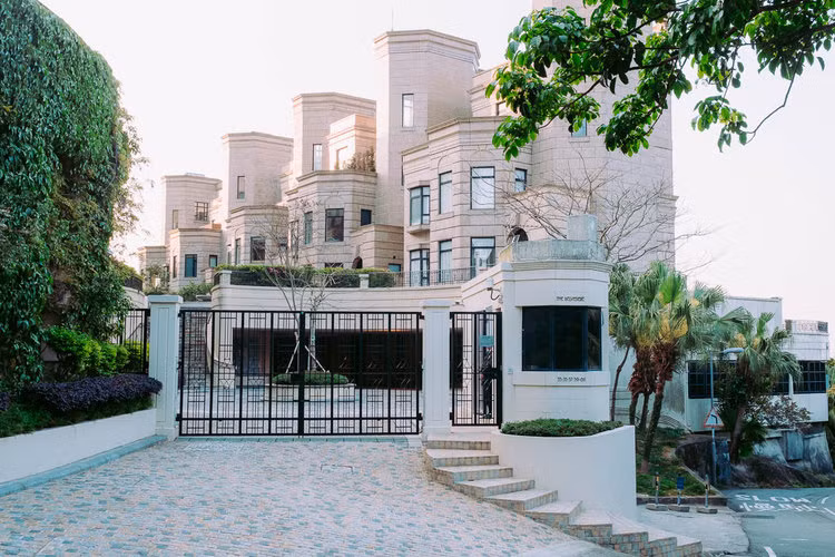 Được biết, một biệt thự tiện nghi ở Hong Kong có giá trung bình khoảng 4,9 triệu USD. Tuy nhiên, để mua được biệt thự sang trọng ở The Peak, bạn cần có ít nhất 40 triệu USD.