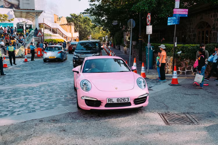 Đây cũng là nơi tập trung nhiều siêu xe, chẳng hạn như Bentleys hay Mercedes-Benzes,...