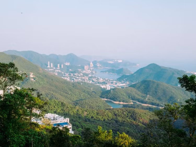 Theo Business, The Peak, nổi tiếng về sự giàu có và sang trọng với không gian yên tĩnh và bầu không khí trong lành, chính là khu phố đắt đỏ nhất Hong Kong. Khu phố này nằm ở Núi Thái Bình, điểm cao nhất trên hòn đảo Hong Kong. (Nguồn ảnh: BI)