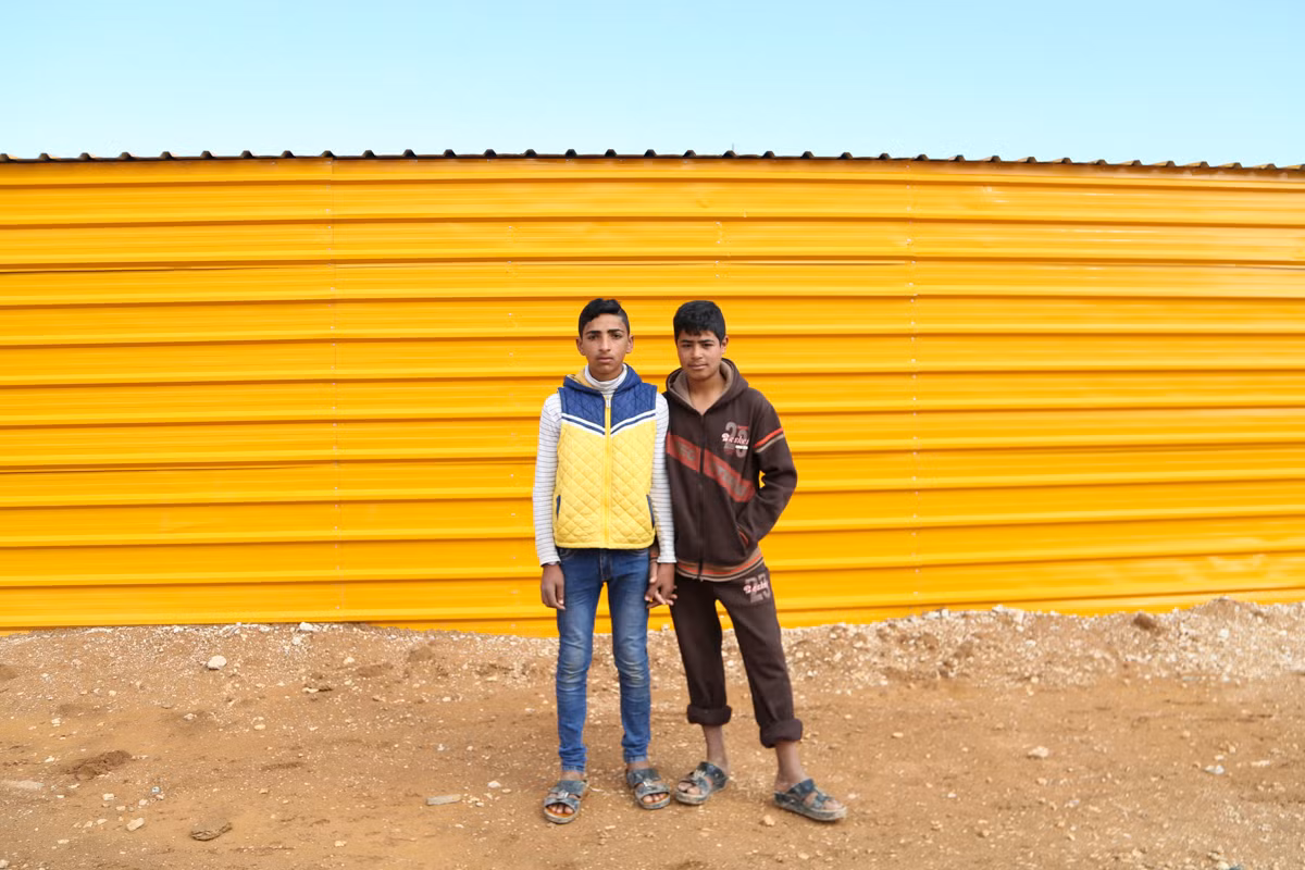 Một thế hệ người Syria đang lớn lên trong khu trại tị nạn này. Theo Al Jazeera, khoảng 57% dân số trong trại Zaatari ở độ tuổi dưới 24 và gần 20% dưới 5 tuổi.
