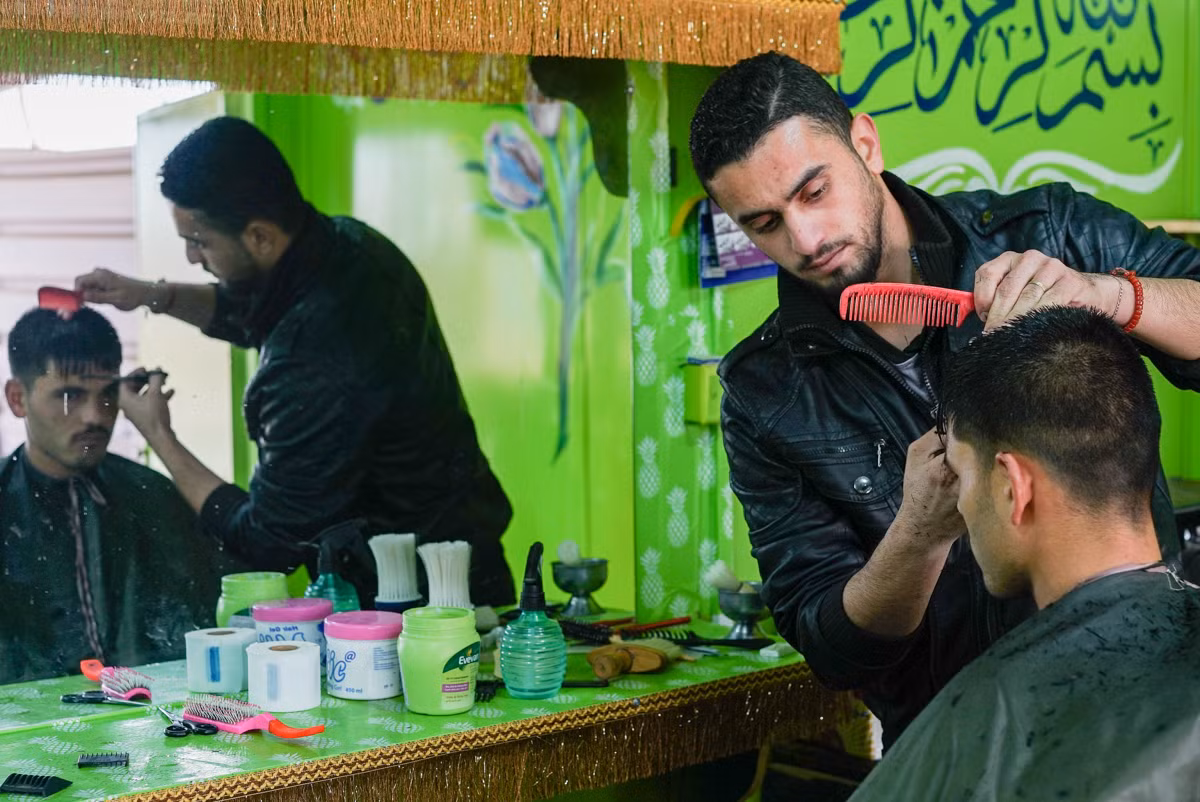 Ali đang làm việc tại tiệm cắt tóc. Anh hy vọng một ngày nào đó có thể trở về Syria và đoàn tụ với gia đình.