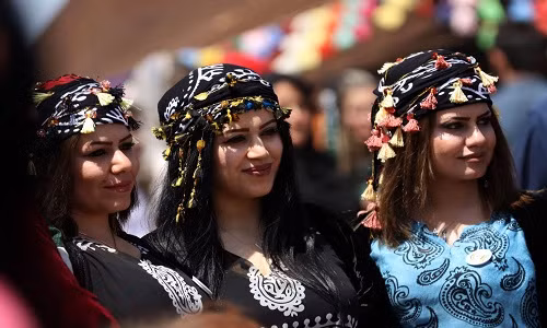Những người phụ nữ Kurd ở Iraq cười tươi khi tham gia lễ hội văn hóa gần núi Maqlub, cách thành phố Mosul khoảng 30 km về phía đông bắc.