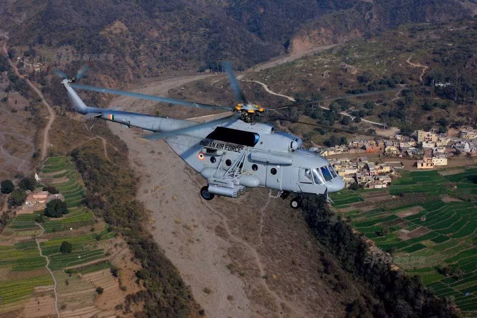 Trực thăng Mi-17V5 được thiết kế để vận chuyển hàng hóa và máy móc có khối lượng lên tới 4 tấn cũng như được duy trì khả năng tấn công mục tiêu mặt đất bằng rocket và pháo. Mời độc giả xem thêm video: Rơi trực thăng của Không quân Ấn Độ, 7 quân nhân thiệt mạng hồi năm 2014 (Nguồn: VTC14)