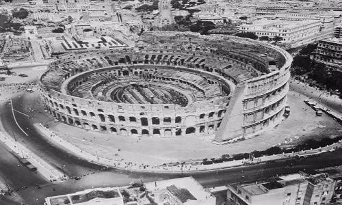 Ảnh chụp từ trên cao Đấu trường La Mã nổi tiếng ở thủ đô Rome, Italy.