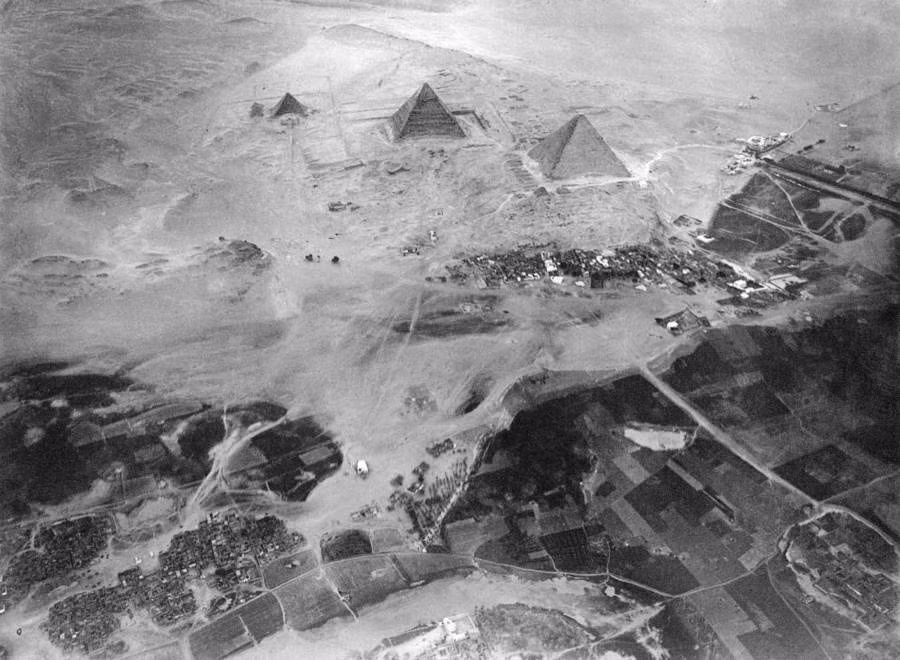 Kim tự tháp ở Giza, một trong những thành phố nổi tiếng thế giới ở Ai Cập, trong bức ảnh chụp từ trên cao vào năm 1904.
